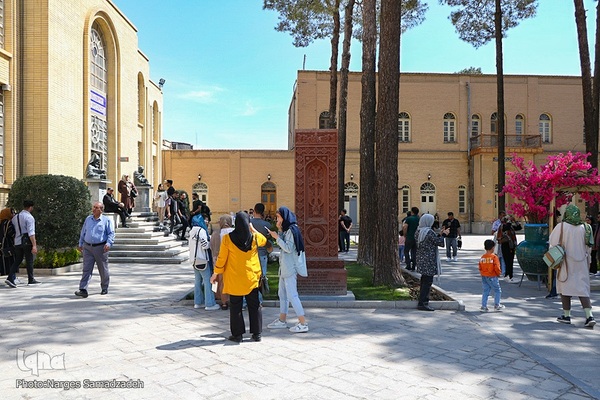 بازدید مسافران نوروزی از کلیسای وانک