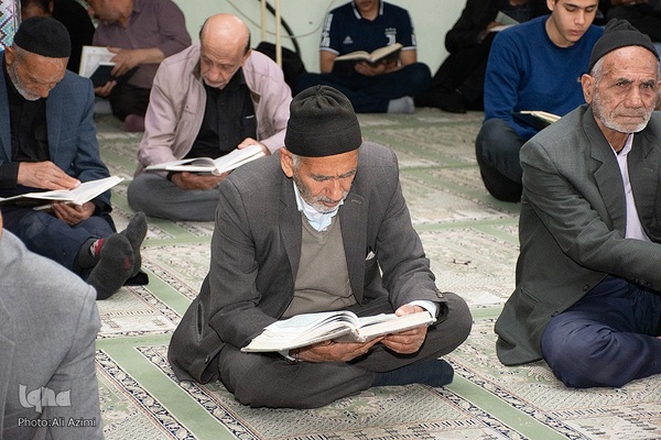 کرسی تلاوت قرآن یادبود سردار شهید زاهدی در اصفهان