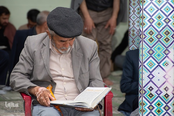 کرسی تلاوت قرآن یادبود سردار شهید زاهدی در اصفهان