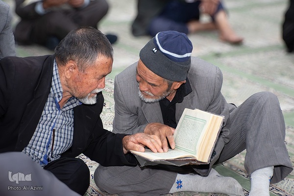 کرسی تلاوت قرآن یادبود سردار شهید زاهدی در اصفهان