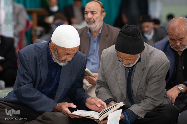 کرسی تلاوت قرآن یادبود سردار شهید زاهدی در اصفهان