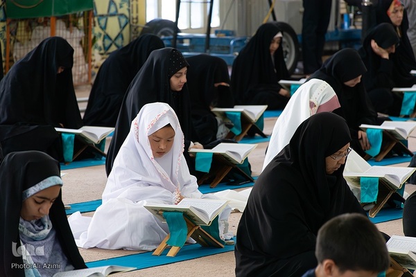 آیین جزء‌خوانی قرآن در امامزاده نرمی دولت‌آباد