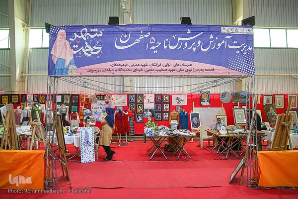 نمایشگاه هنری «شهردخت» در پل تاریخی شهرستان