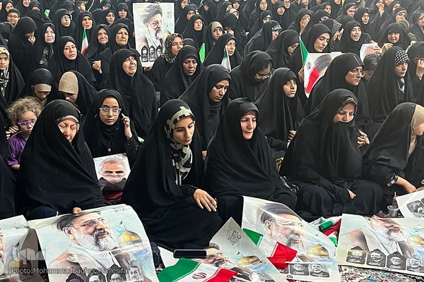 سوگواری بانوان اصفهانی به یاد شهیدان خدمت