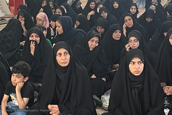 سوگواری بانوان اصفهانی به یاد شهیدان خدمت