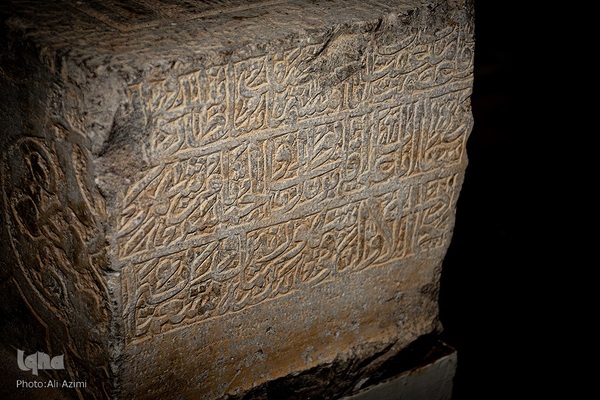 تخت فولاد؛ سرزمین نماد‌ها و نشانه‌ها