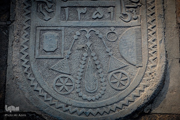 تخت فولاد؛ سرزمین نماد‌ها و نشانه‌ها