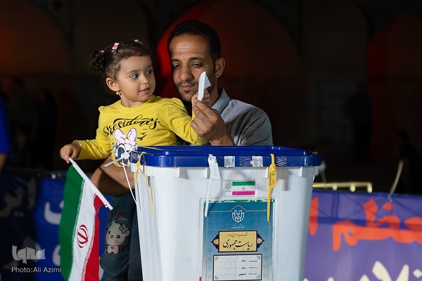 تنور داغ انتخابات در ساعات پایانی رأی‌گیری در اصفهان