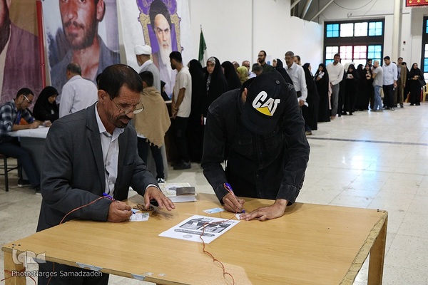 شور انتخابات در گلستان شهدای اصفهان