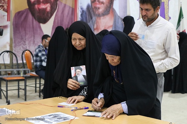 شور انتخابات در گلستان شهدای اصفهان