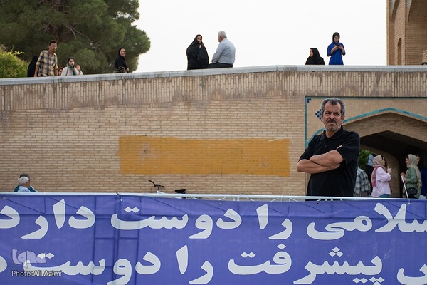 جشن انتخابات در پل خواجوی اصفهان