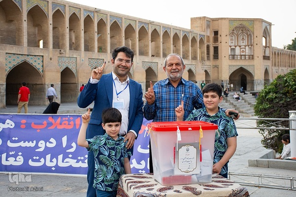 جشن انتخابات در پل خواجوی اصفهان