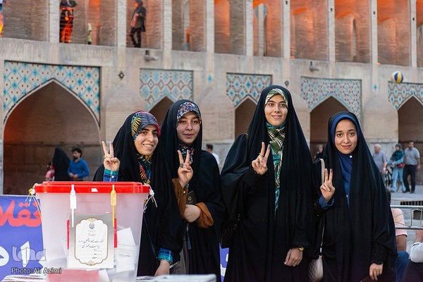 جشن انتخابات در پل خواجوی اصفهان