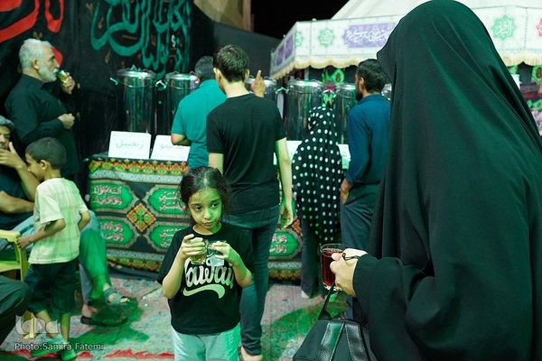 پذیرایی موکب‌های حسینی از عزاداران و شهروندان اصفهانی