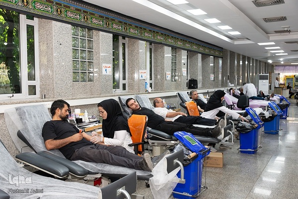 اهدای خون سوگواران اصفهانی در روز عاشورا