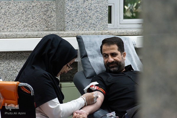 اهدای خون سوگواران اصفهانی در روز عاشورا