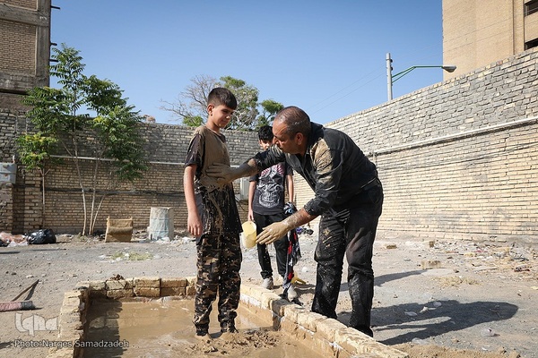 آیین «گل‌مالی» صبح عاشورا در فولادشهر اصفهان