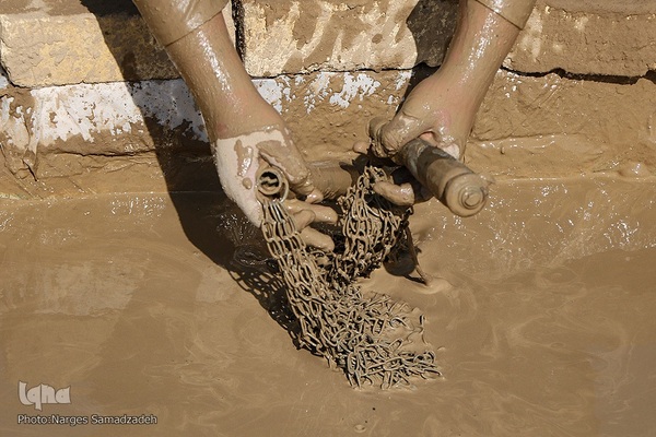 آیین «گل‌مالی» صبح عاشورا در فولادشهر اصفهان