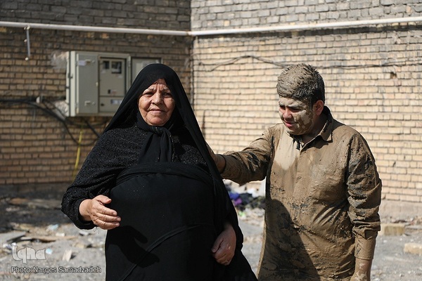 آیین «گل‌مالی» صبح عاشورا در فولادشهر اصفهان