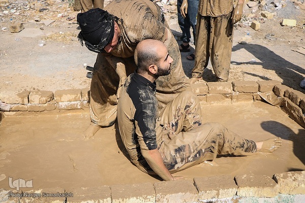 آیین «گل‌مالی» صبح عاشورا در فولادشهر اصفهان