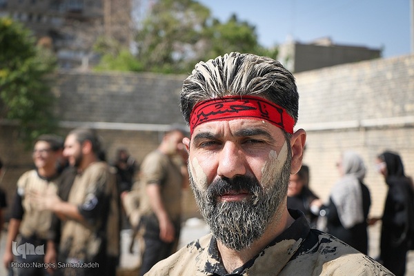 آیین «گل‌مالی» صبح عاشورا در فولادشهر اصفهان