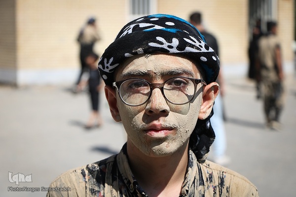 آیین «گل‌مالی» صبح عاشورا در فولادشهر اصفهان