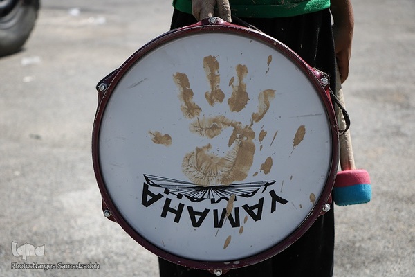 آیین «گل‌مالی» صبح عاشورا در فولادشهر اصفهان