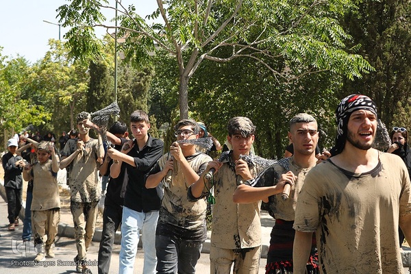 آیین «گل‌مالی» صبح عاشورا در فولادشهر اصفهان