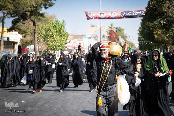 پیاده‌روی مردم نصف جهان به عشق ارباب دو جهان