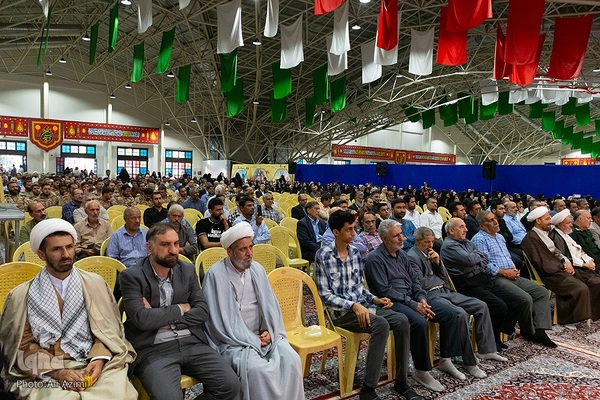 آیین عطرافشانی و گلباران مزار مطهر شهدا در اصفهان