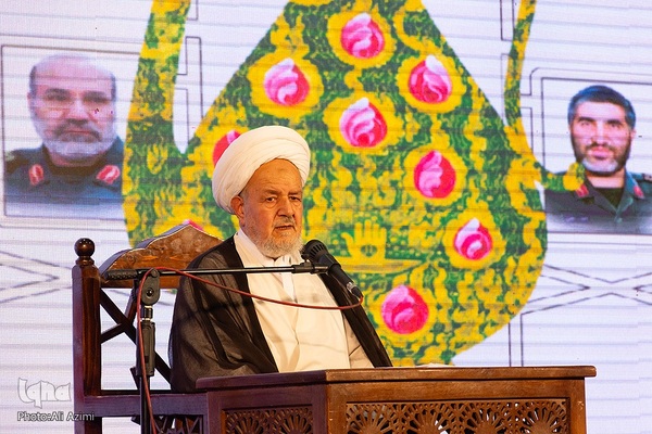 آیین عطرافشانی و گلباران مزار مطهر شهدا در اصفهان