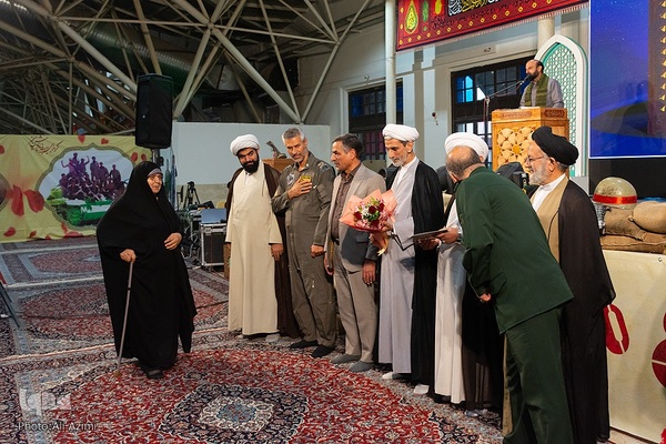 آیین عطرافشانی و گلباران مزار مطهر شهدا در اصفهان
