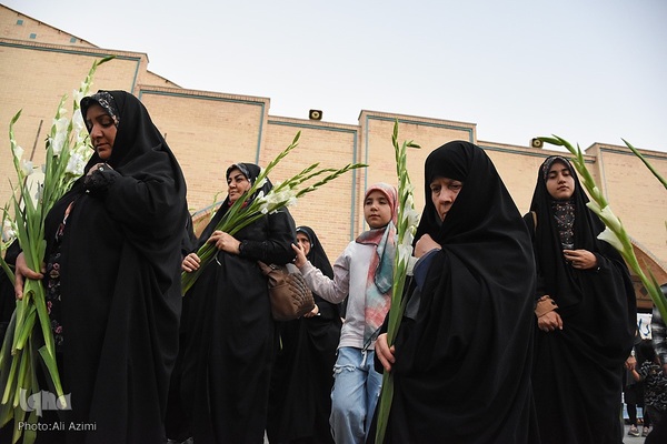 آیین عطرافشانی و گلباران مزار مطهر شهدا در اصفهان