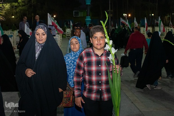 آیین عطرافشانی و گلباران مزار مطهر شهدا در اصفهان