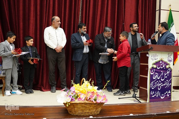 همایش تجلیل از حافظان قرآن مؤسسه ثامن‌الائمه (ع)