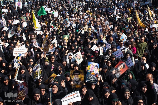 بدرقه پیکر شهید نیلفروشان به منزل‌گاه ابدی