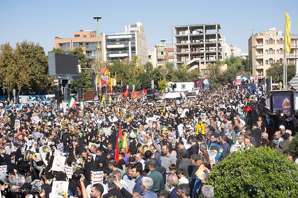 بدرقه پیکر شهید نیلفروشان به منزل‌گاه ابدی