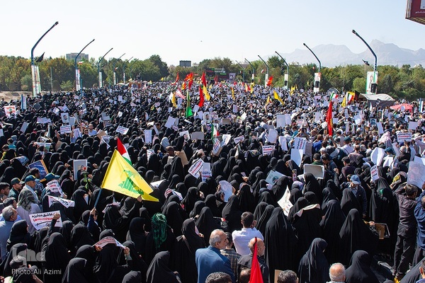 بدرقه پیکر شهید نیلفروشان به منزل‌گاه ابدی