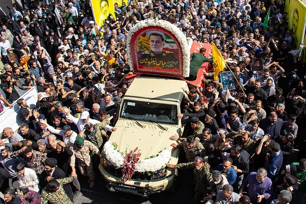 بدرقه پیکر شهید نیلفروشان به منزل‌گاه ابدی