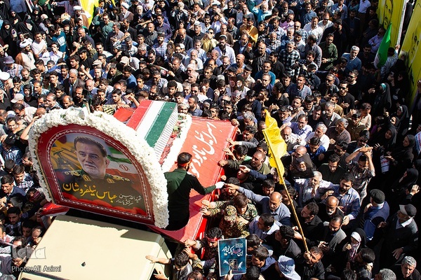 بدرقه پیکر شهید نیلفروشان به منزل‌گاه ابدی