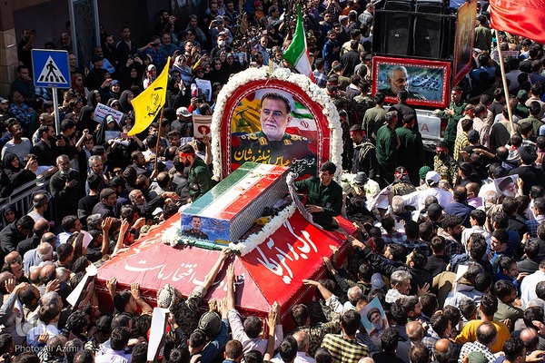 بدرقه پیکر شهید نیلفروشان به منزل‌گاه ابدی