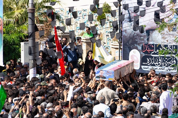 بدرقه پیکر شهید نیلفروشان به منزل‌گاه ابدی