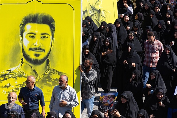 بدرقه پیکر شهید نیلفروشان به منزل‌گاه ابدی