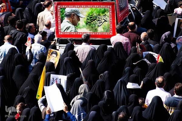 بدرقه پیکر شهید نیلفروشان به منزل‌گاه ابدی