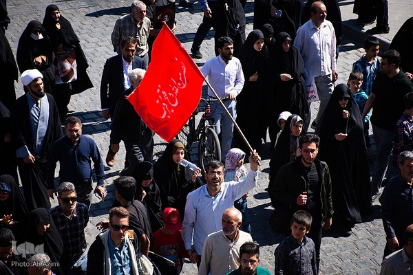 بدرقه پیکر شهید نیلفروشان به منزل‌گاه ابدی