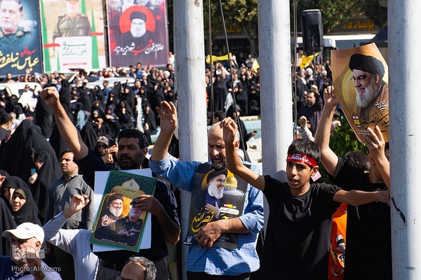 بدرقه پیکر شهید نیلفروشان به منزل‌گاه ابدی