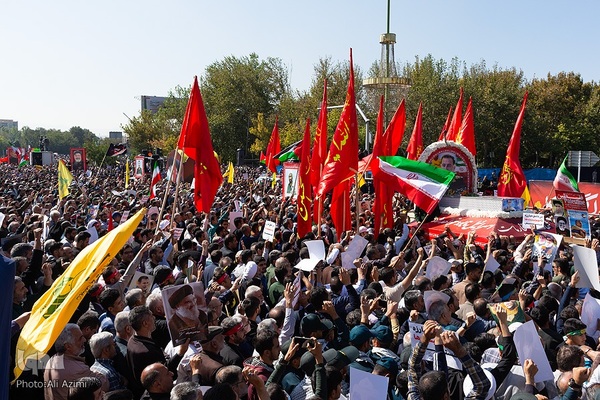 بدرقه پیکر شهید نیلفروشان به منزل‌گاه ابدی