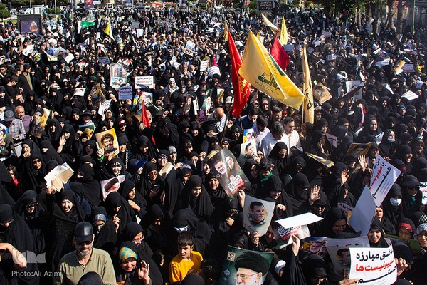 بدرقه پیکر شهید نیلفروشان به منزل‌گاه ابدی