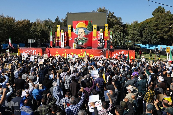 بدرقه پیکر شهید نیلفروشان به منزل‌گاه ابدی