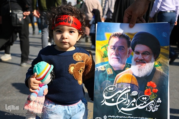 بدرقه پیکر شهید نیلفروشان به منزل‌گاه ابدی